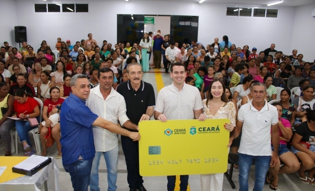 Entrega de 201 cartões do programa Ceará Sem Fome beneficia famílias em Novo Oriente